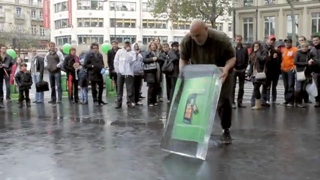 Windows Phone 7 freezes for French guerilla marketing campaign wp7icemarketing Windows Phone 7 freezes for French guerilla marketing campaign